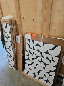 Autre Lot comprenant quatre boîtes de crédence en aluminium composite OSKAB , un fond  249