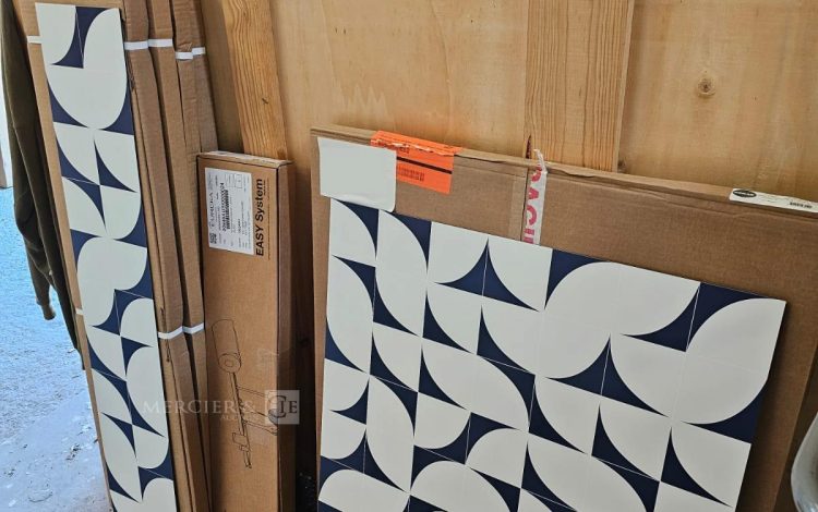 Autre Lot comprenant quatre boîtes de crédence en aluminium composite OSKAB , un fond  249