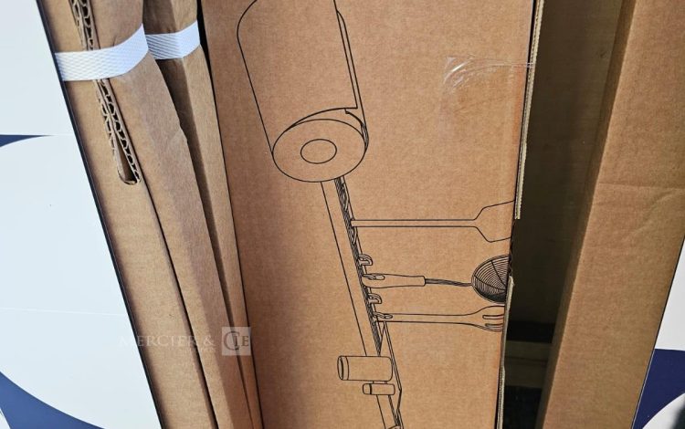 Autre Lot comprenant quatre boîtes de crédence en aluminium composite OSKAB , un fond  249