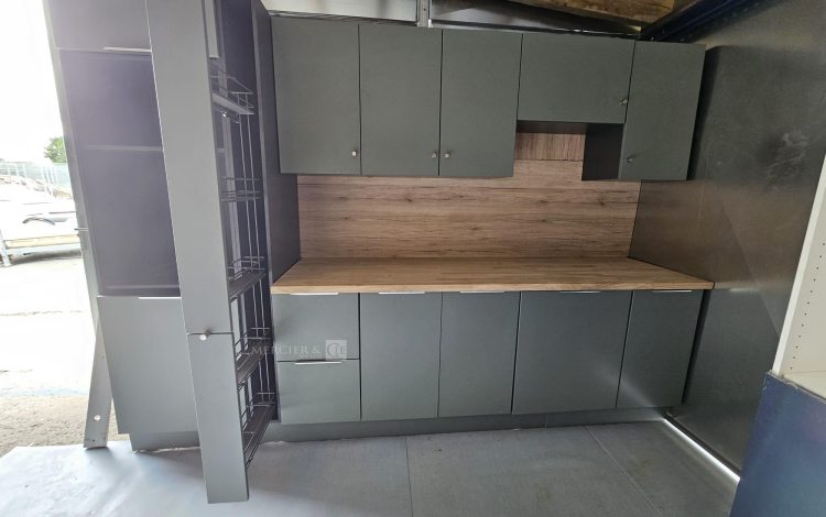 Autre Cuisine complète d’environ 3 m couleur vert mat de la marque OSKAB avec crédence  3