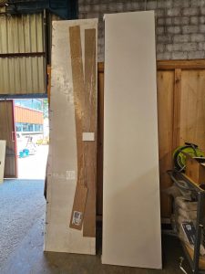 Autre Lot de 2 crédences de 3 m de la marque Oskab, couleur blanche. Epaisseur environ  26