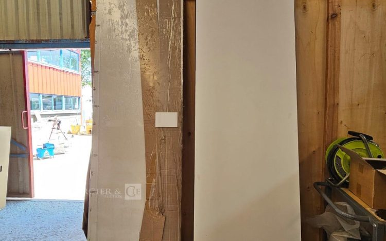 Autre Lot de 2 crédences de 3 m de la marque Oskab, couleur blanche. Epaisseur environ  26