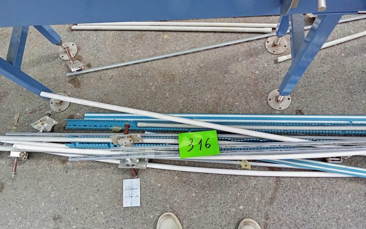 Autre Un convoyeur motorisé à chaines et à rouleaux, NATEL INTERNATIONAL. Dimensions?  264