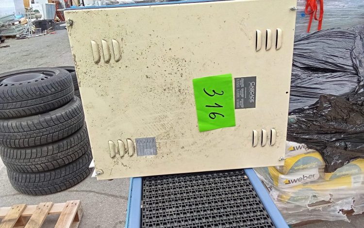 Autre Un convoyeur motorisé à chaines et à rouleaux, NATEL INTERNATIONAL. Dimensions?  264