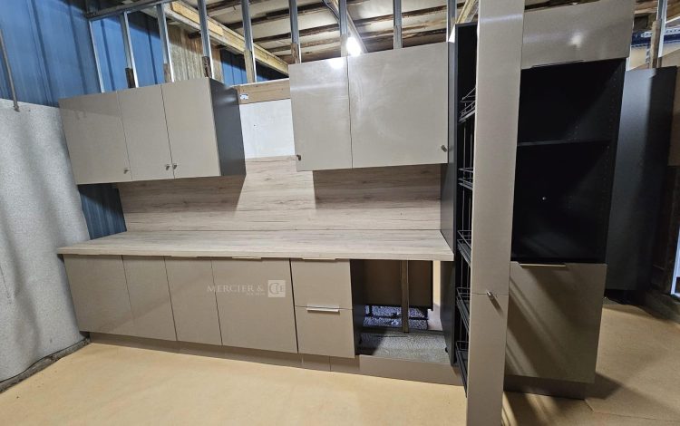 Autre Cuisine gris foncé  modèle compact et fonctionnel, marque OSKAB  319