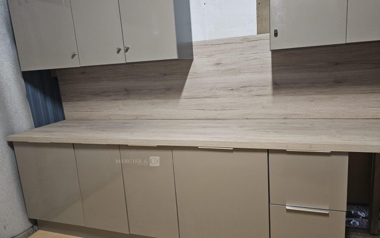 Autre Cuisine gris foncé  modèle compact et fonctionnel, marque OSKAB  319