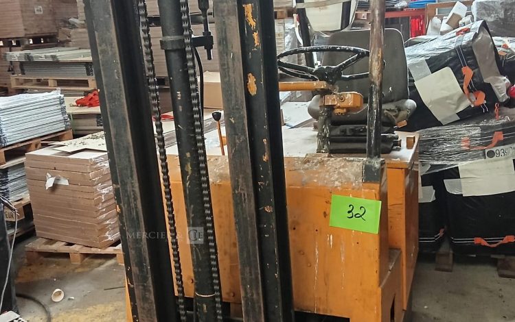 Autre Chariot élévateur de marque Fenwick, modèle Classique T26759, équipé dune batte  28