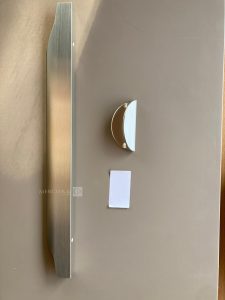 Autre Lot de poignées chrome, compatible avec la cousine du lot 319. Contient 6 petite  267