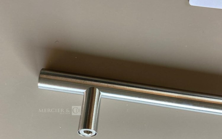 Autre Lot de poignées en inox, compatible avec la cousine du lot 319. Contient 6 petit  271