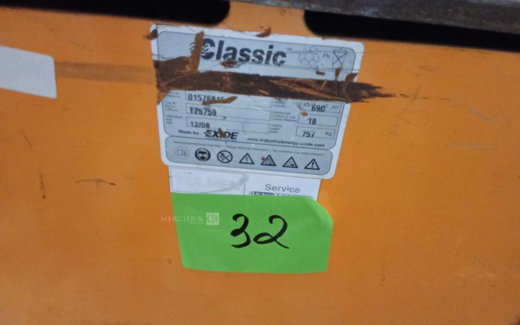 Autre Chariot élévateur de marque Fenwick, modèle Classique T26759, équipé dune batte  28