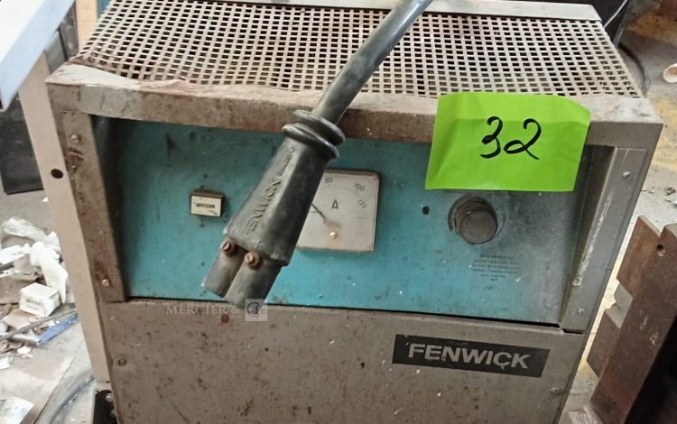 Autre Chariot élévateur de marque Fenwick, modèle Classique T26759, équipé dune batte  28