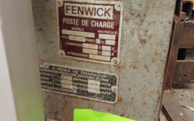 Autre Chariot élévateur de marque Fenwick, modèle Classique T26759, équipé dune batte  28
