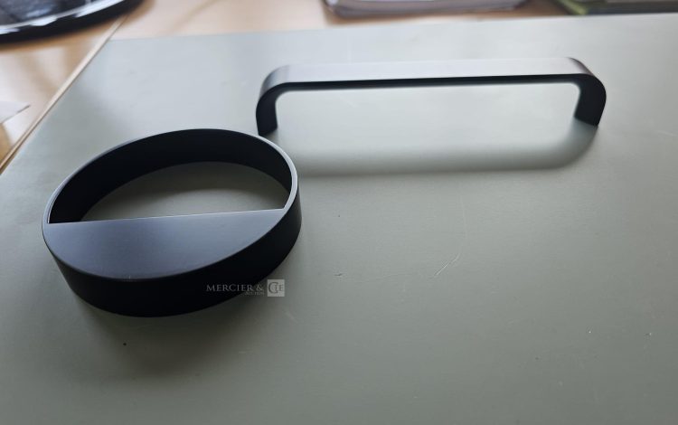 Autre Jeu de poignées de porte coloris noir, conçu pour s’adapter parfaitement à la cu  29