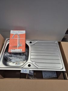 Autre Lot comprenant trois boîtes de crédence en aluminium composite OSKAB et un fond  32