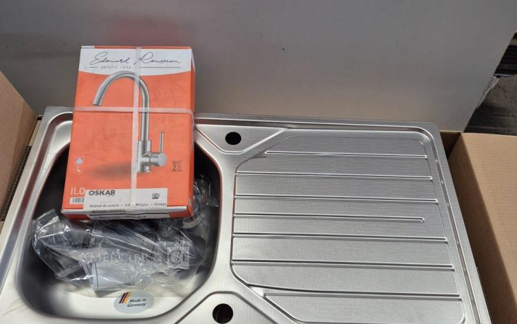 Autre Lot comprenant trois boîtes de crédence en aluminium composite OSKAB et un fond  32
