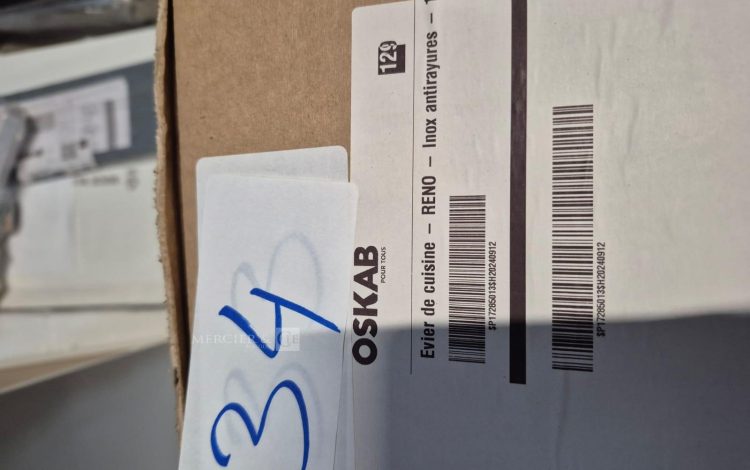 Autre Lot comprenant trois boîtes de crédence en aluminium composite OSKAB et un fond  32