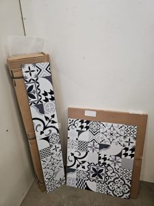 Autre Lot comprenant trois boîtes de crédence en aluminium composite OSKAB et un fond  32