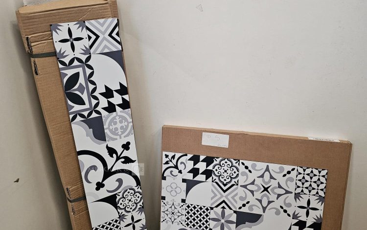 Autre Lot comprenant trois boîtes de crédence en aluminium composite OSKAB et un fond  32