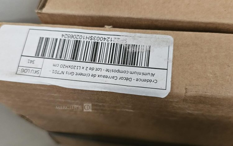Autre Lot comprenant trois boîtes de crédence en aluminium composite OSKAB et un fond  32
