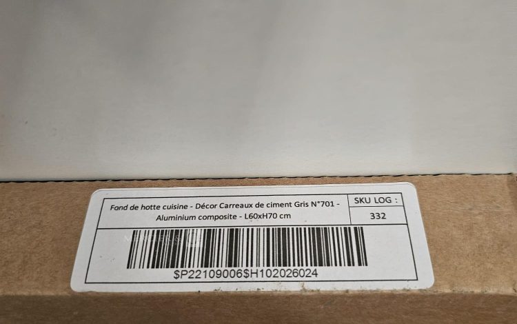 Autre Lot comprenant trois boîtes de crédence en aluminium composite OSKAB et un fond  32