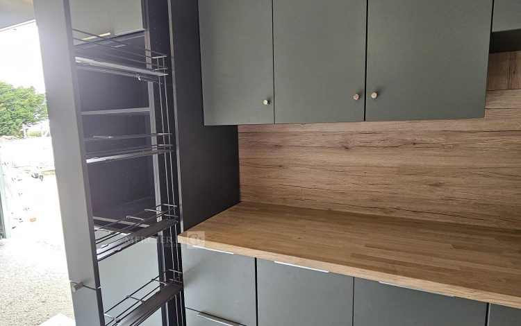 Autre Cuisine complète d’environ 3 m couleur vert mat de la marque OSKAB avec crédence  3