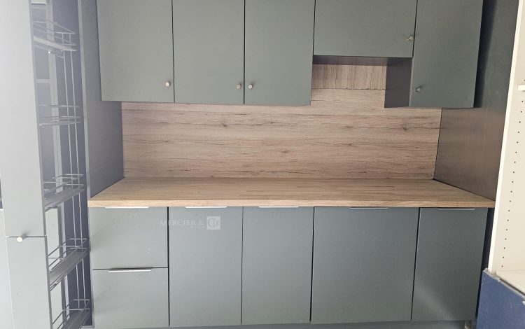 Autre Cuisine complète d’environ 3 m couleur vert mat de la marque OSKAB avec crédence  3