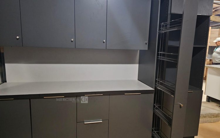 Autre Cuisine gris foncé  modèle compact et fonctionnel, marque OSKAB  319