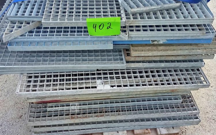 Autre Lot de 29  caillebotis pour chantier différentes tailles  320