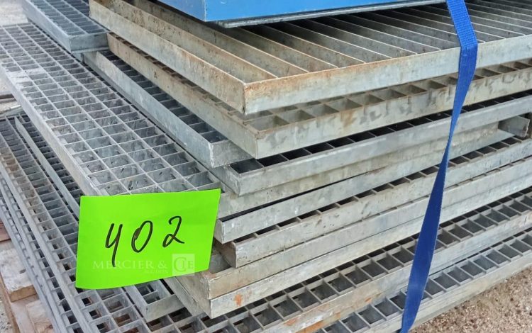 Autre Lot de 29  caillebotis pour chantier différentes tailles  320