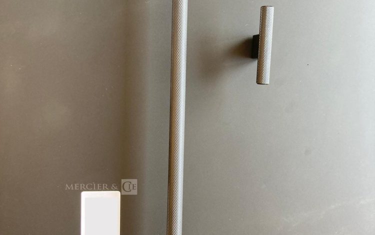 Autre Lot de poignées en inox, compatible avec la cuisine du lot 401        Contient 5  323
