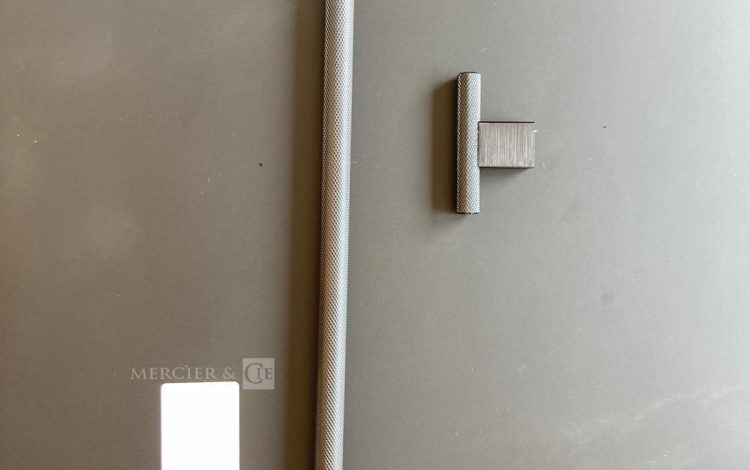 Autre Lot de poignées en inox, compatible avec la cuisine du lot 401        Contient 5  323