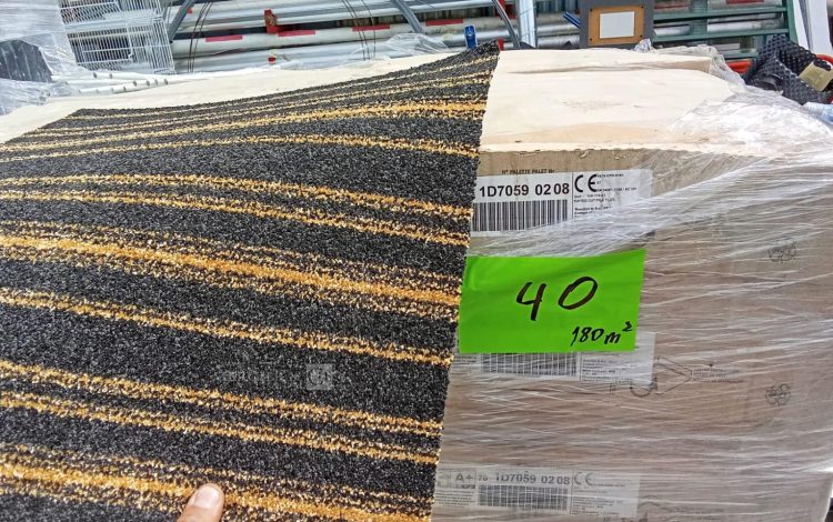 Autre Lot denviron 180 m² de moquette en dalles de la marque TECSOM, modèle 4130 Doud  35