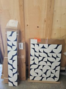 Autre Lot comprenant quatre boîtes de crédence en aluminium composite OSKAB , un fond  349