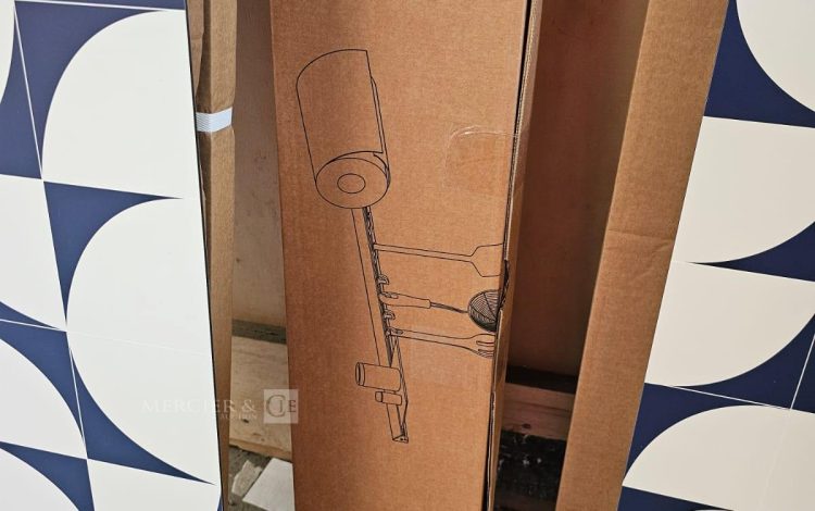 Autre Lot comprenant quatre boîtes de crédence en aluminium composite OSKAB , un fond  349