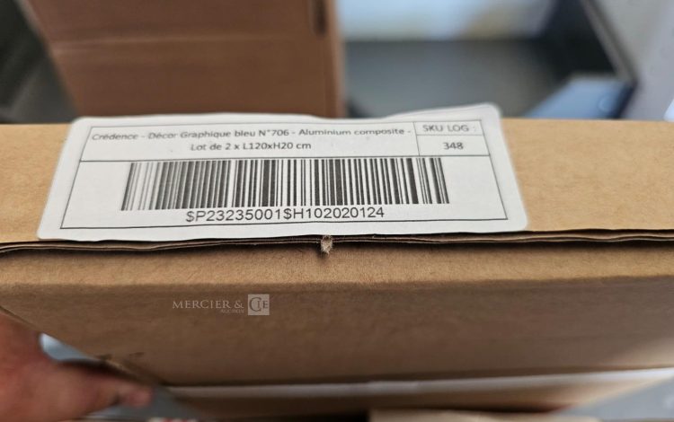Autre Lot comprenant quatre boîtes de crédence en aluminium composite OSKAB , un fond  349