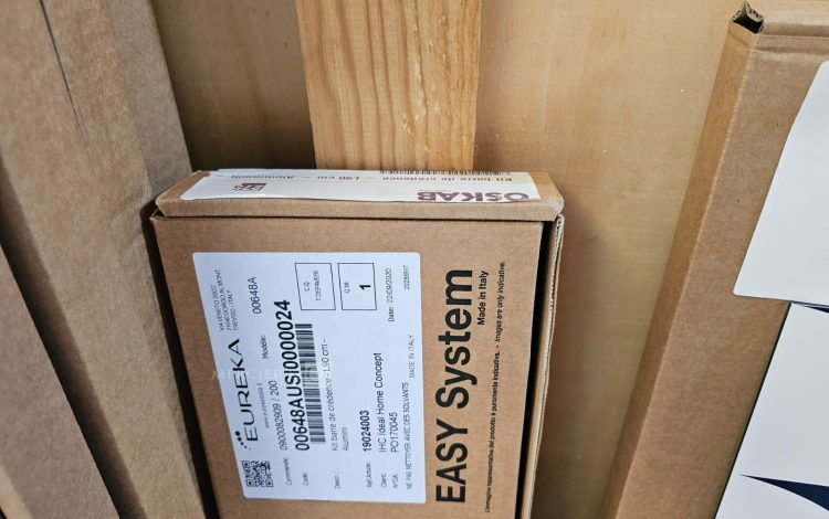 Autre Lot comprenant quatre boîtes de crédence en aluminium composite OSKAB , un fond  349