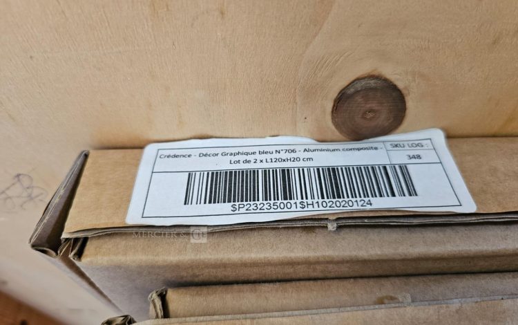 Autre Lot comprenant quatre boîtes de crédence en aluminium composite OSKAB , un fond  349