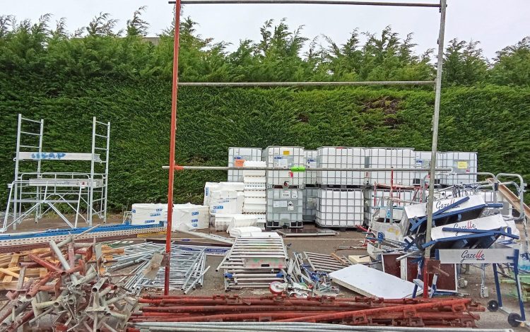 Autre Lot comprenant 100 ml de garde-corps de chantier et 29 barres dattache pour mur  5