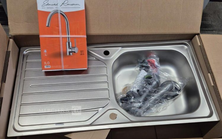 Autre Lot de poignées chromées  compatibles avec la cuisine du lot 54  48