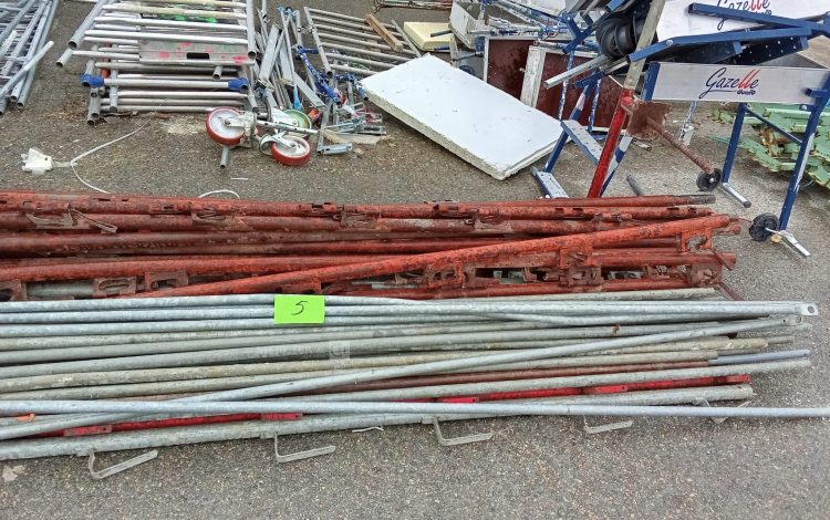 Autre Lot comprenant 100 ml de garde-corps de chantier et 29 barres dattache pour mur  5