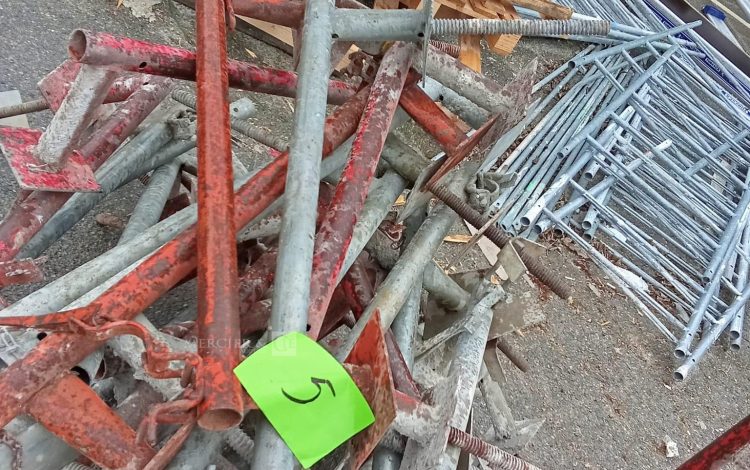 Autre Lot comprenant 100 ml de garde-corps de chantier et 29 barres dattache pour mur  5