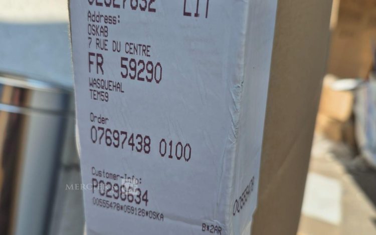 Autre Lot comprenant quatre boîtes de crédence en aluminium composite OSKAB et un fond  76