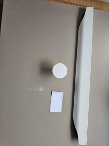 Autre Lot de poignées blanches, compatible avec la cuisine du lot 71. Contient 17 peti  73
