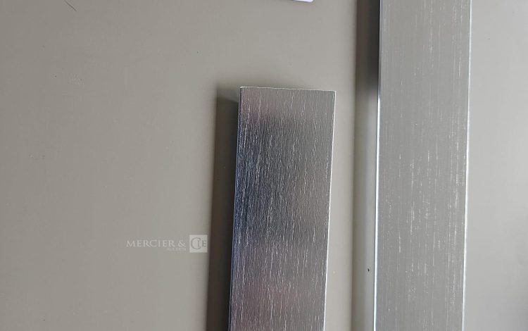 Autre Lot de poignées en inox , compatible avec la cuisine du lot 71. Contient 17 peti  75
