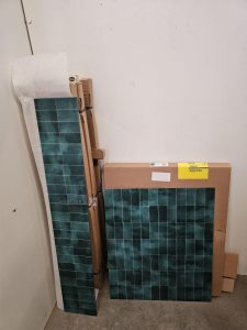 Autre Lot comprenant quatre boîtes de crédence en aluminium composite OSKAB et un fond  76