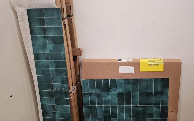 Autre Lot comprenant quatre boîtes de crédence en aluminium composite OSKAB et un fond  76