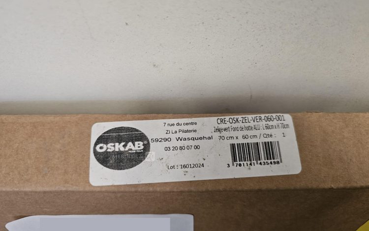 Autre Lot comprenant quatre boîtes de crédence en aluminium composite OSKAB et un fond  76