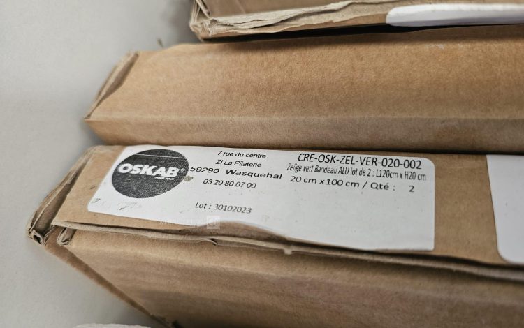 Autre Lot comprenant quatre boîtes de crédence en aluminium composite OSKAB et un fond  76