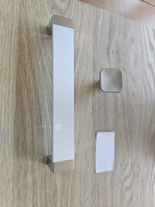 Autre Lot de poignées chrome, compatible avec la cousine du lot 89. Contient 5 petite  81