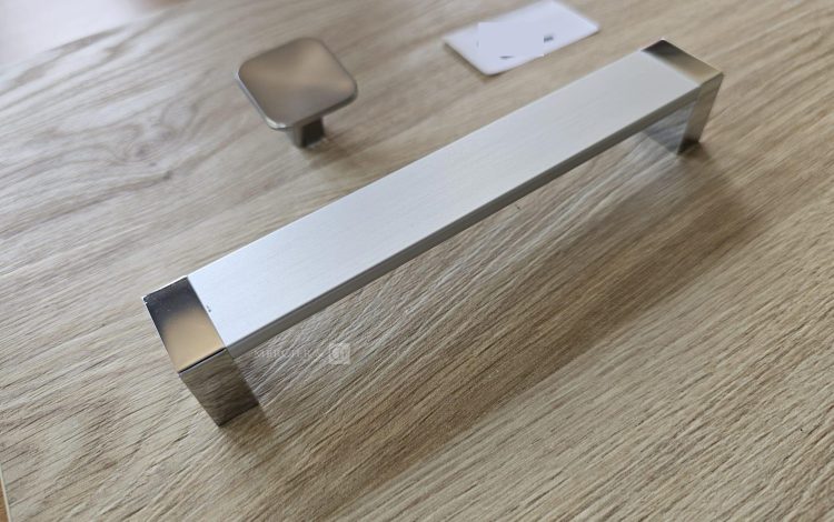 Autre Lot de poignées chrome, compatible avec la cousine du lot 89. Contient 5 petite  81